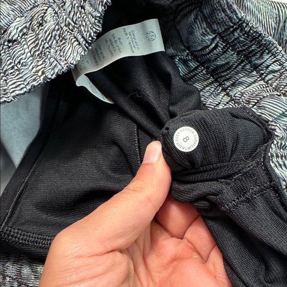 Lululemon Hotty Hot Low Rise Short 4" Dimensional Icing Blue Multi / Black - Picture 4 of 6